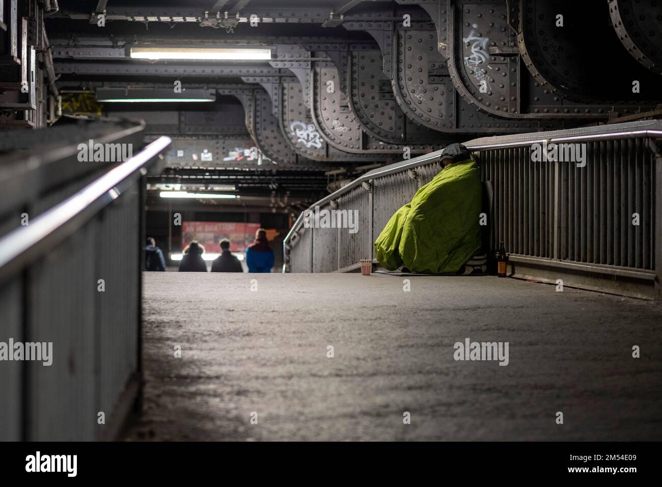 Deutschland, Berlin, 01. 03. 2020, Eisenbahnbrücke über die Spree, Bahnhof Friedrichstraße, Obdachloser, mit Sammelbecher Stockfoto