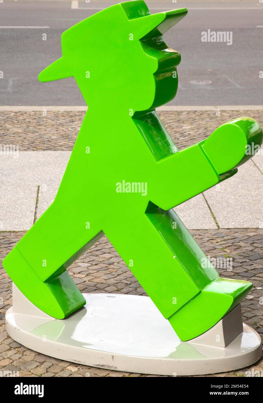 Die Gestalt des grünen östlichen Ampelmanns Galoppo von Karl Peglau vor einem Souvenirladen am Gendarmenmarkt, Berlin Stockfoto