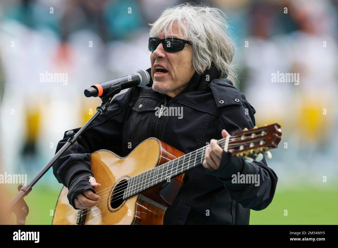 Nach Miami. FL USA; der berühmte Musiker Jose Feliciano, der am besten für diesen „Feliz Navidad“-Weihnachtssong bekannt ist, spielte die Nationalhymne während eines NFL-Spiels b Stockfoto