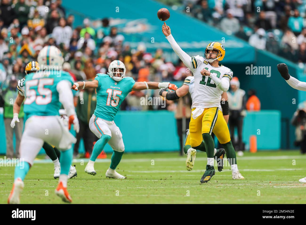 Nach Miami. FL USA; der Quarterback der Green Bay Packers, Aaron Rodgers (12), schafft während eines NFL-Spiels gegen die Miami Dolphins im Hard Rock einen Pass nach unten Stockfoto
