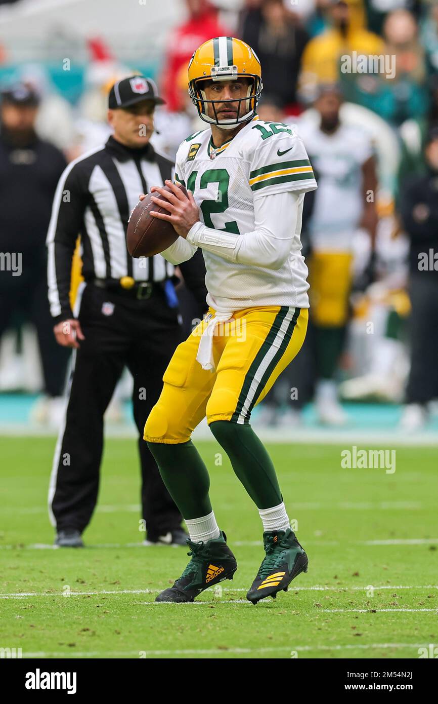 Nach Miami. FL USA; der Quarterback der Green Bay Packers Aaron Rodgers (12) kehrt während eines NFL-Spiels gegen die Miami Dolphins in der Hard Rock Street zurück Stockfoto