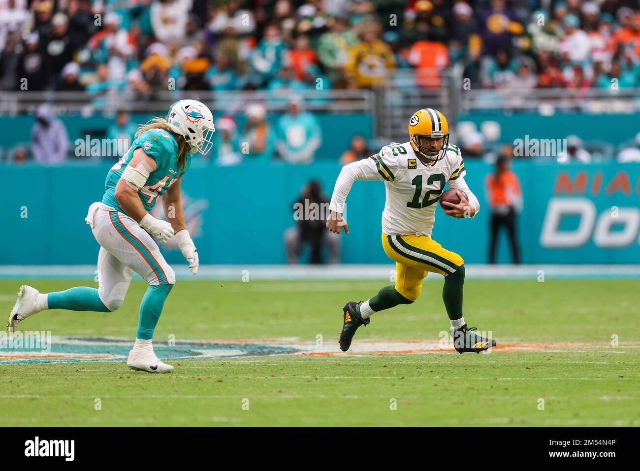 Nach Miami. FL USA; der Quarterback der Green Bay Packers Aaron Rodgers (12) läuft während eines NFL-Spiels gegen die Miami Dolphins im Hard Rock Sta mit dem Ball Stockfoto