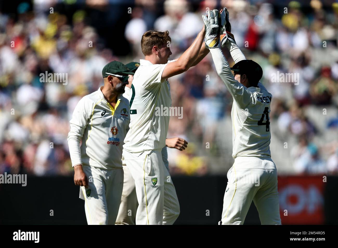 Melbourne, Australien, 26. Dezember 2022. Cameron Green of Australia feiert ein weiteres Wicket während des Testspiels zwischen Australien und Südafrika am zweiten Weihnachtsfeiertag auf dem Melbourne Cricket Ground am 26. Dezember 2022 in Melbourne, Australien. Kredit: Dave Hewison/Speed Media/Alamy Live News Stockfoto