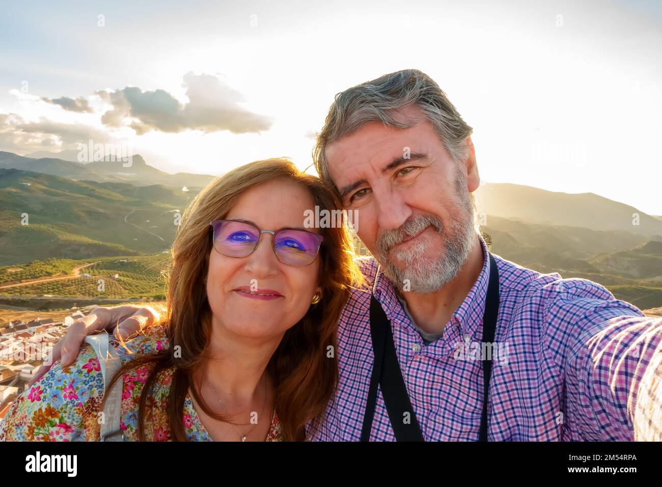Ein Paar erwachsener Mann und Frau, die ein Selfie auf einer Touristenreise machen, im Vorruhestand. Stockfoto