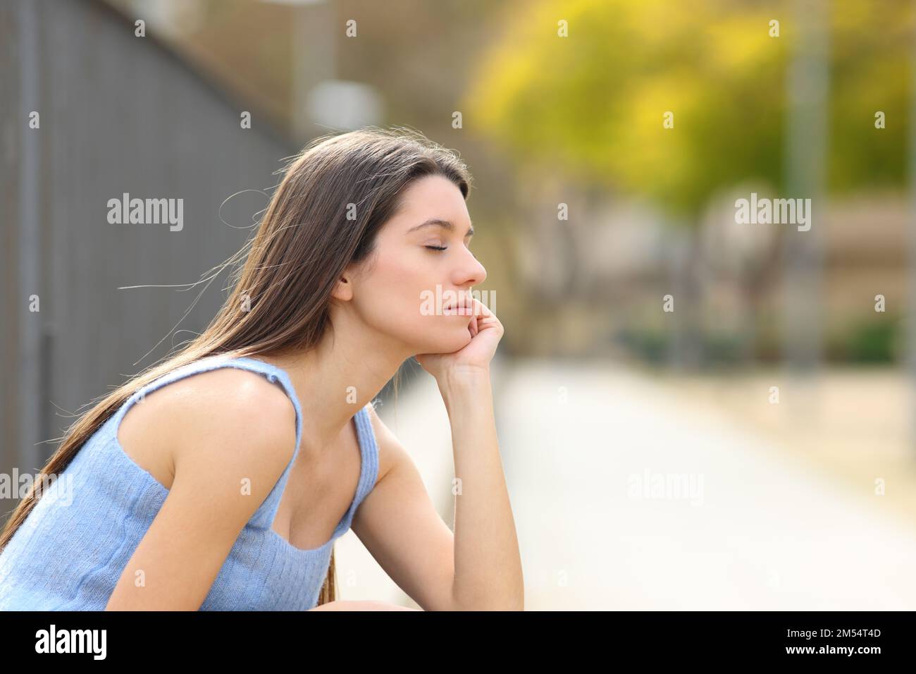 Teenager, die sich mit geschlossenen Augen in einem Park entspannen Stockfoto