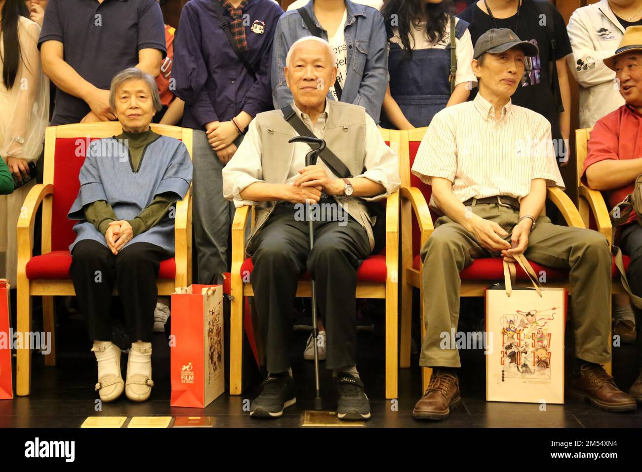 SHANGHAI, CHINA - 29. SEPTEMBER 2019 - Yan Dingxian, ehemaliger Direktor des Shanghai Beauty Film Studios, kommuniziert mit Animationsfans, Lehrern und St. Stockfoto