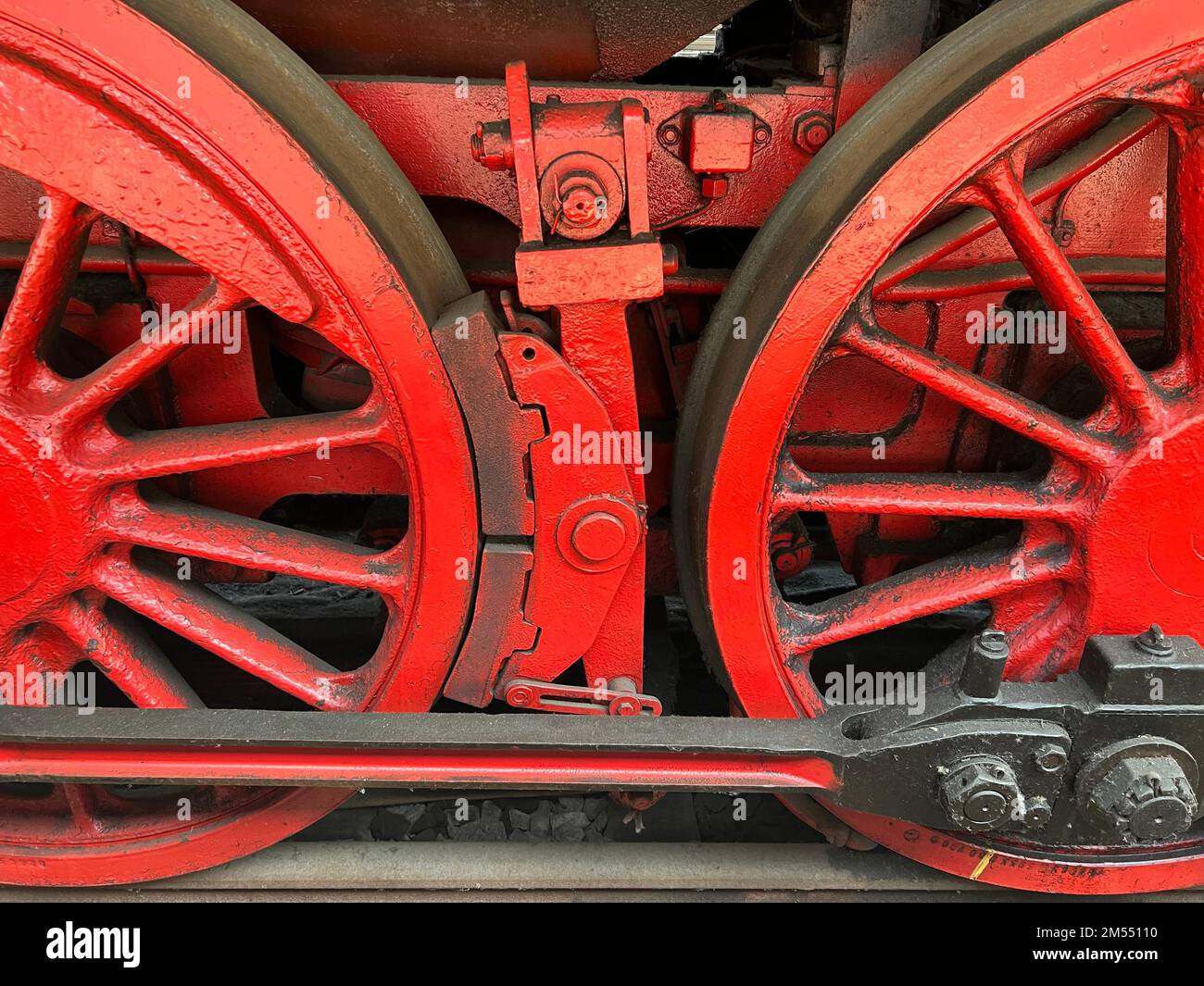 Rote Räder auf einer Dampflok Stockfoto
