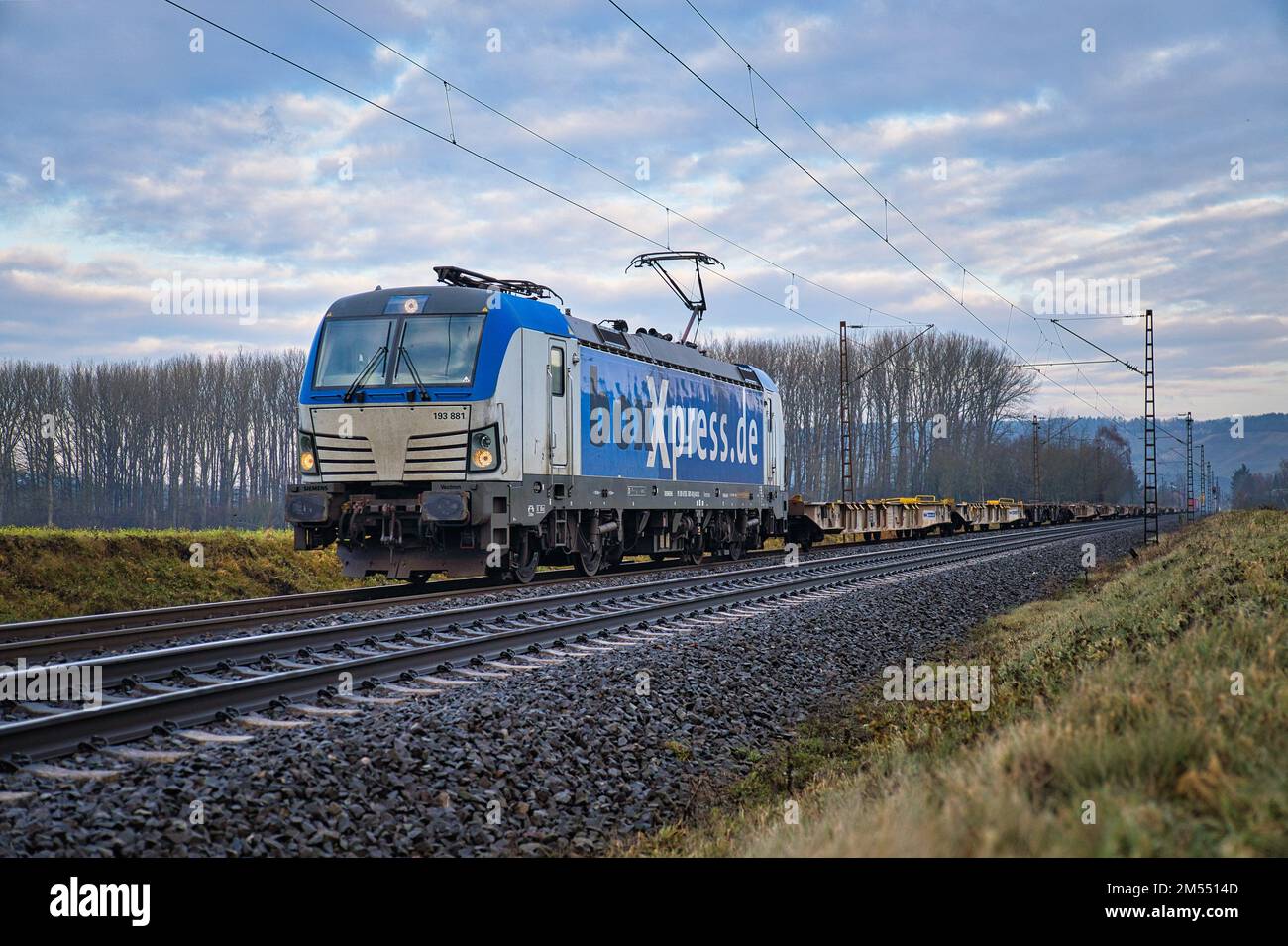 Eine Klasse-193-Lokomotive, Siemens VECTRON, die von BOXXPRESS durch das Main Valley fährt Stockfoto