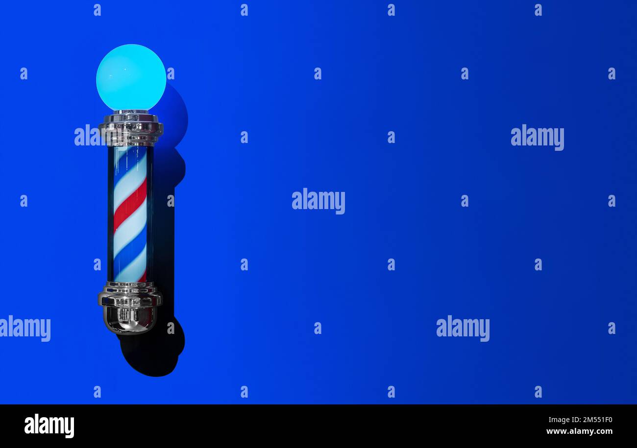 Glühende kugelförmige Lampe aus Friseurstange mit vielen Streifen auf hellblauem Hintergrund Stockfoto