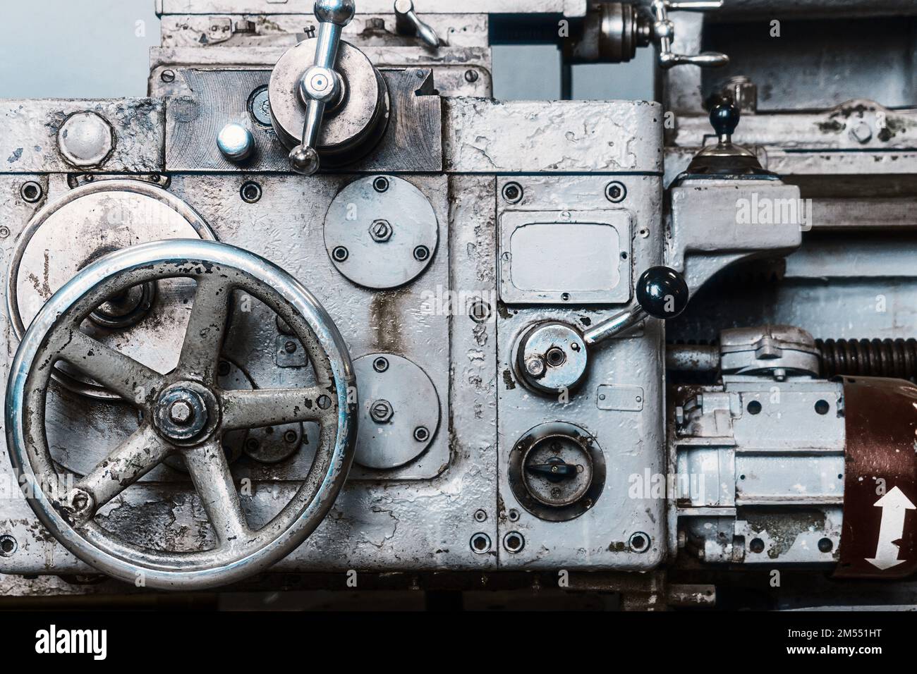 Alte Drehmaschine für die Metallverarbeitung. Typ der Metallmaschinenteile in der Fabrikdrehstätte. Industrieller Hintergrund. Industrieanlagen. Stockfoto