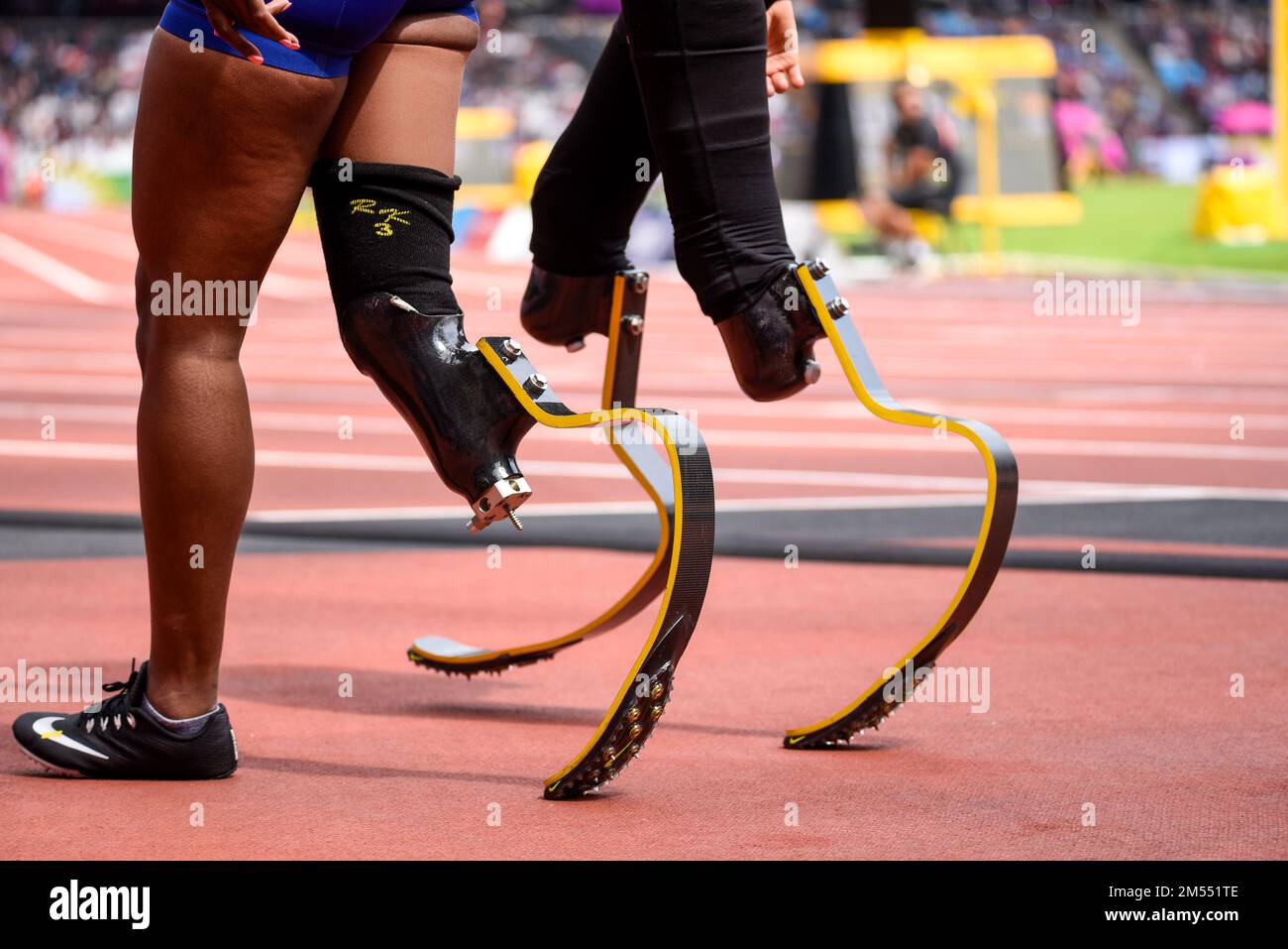 Laufklingen, flexible Füße mit Spitzen von Läufern, die in den T43 und T44 200m bei den World para Athletics Championships im London Stadium, Großbritannien, gegeneinander antreten Stockfoto