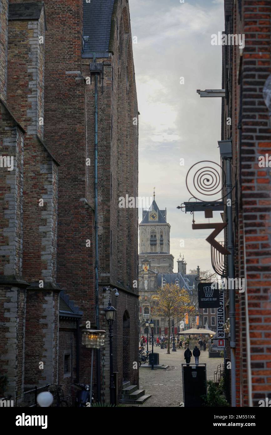 Ein Platz mit Schwerpunkt auf der alten Gemeinde im Stadtzentrum von Delft Stockfoto