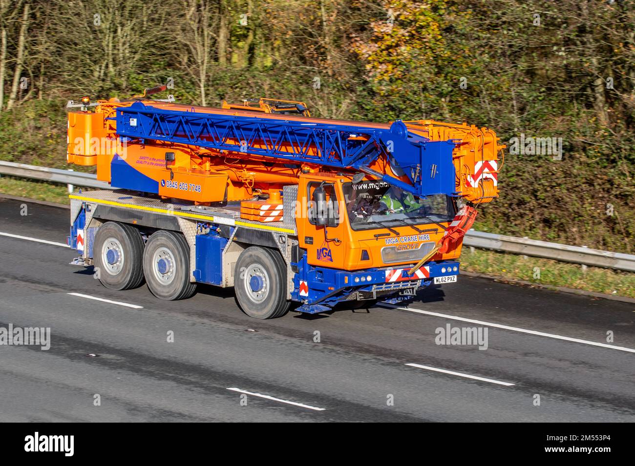2012 Orange GROVE GMK3055, VERLEIH eines kompakten dreiachsigen Trägers MGA-KRANS, 9680cc Diesel Construction; Fahrt auf der Autobahn M6, Manchester, Großbritannien Stockfoto