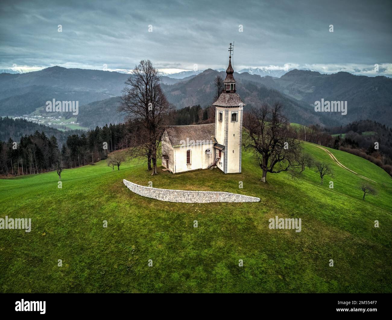 Blick auf die St. Thomas Kirche aus der Vogelperspektive. Foto aufgenommen am 30. November 2022 in der Stadt Skofja Loka, Region Oberkrain, Slowenien. Stockfoto