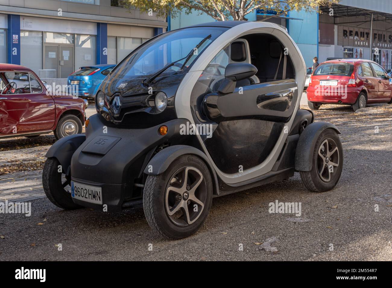 Palma de Mallorca, Spanien; dezember 16 2022: Schwarzer Renault Twizy-Zweisitzer-Elektrowagen, geparkt in einem Industriegebiet in der Stadt Palma de Mallorca Stockfoto