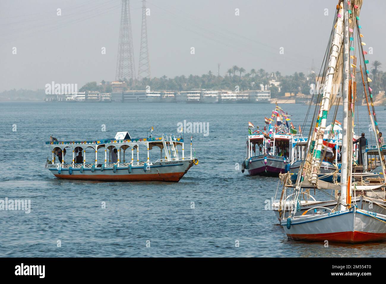 Lokale Fähren an den Anlegestellen von Assuan. Assuan, Ägypten. Stockfoto