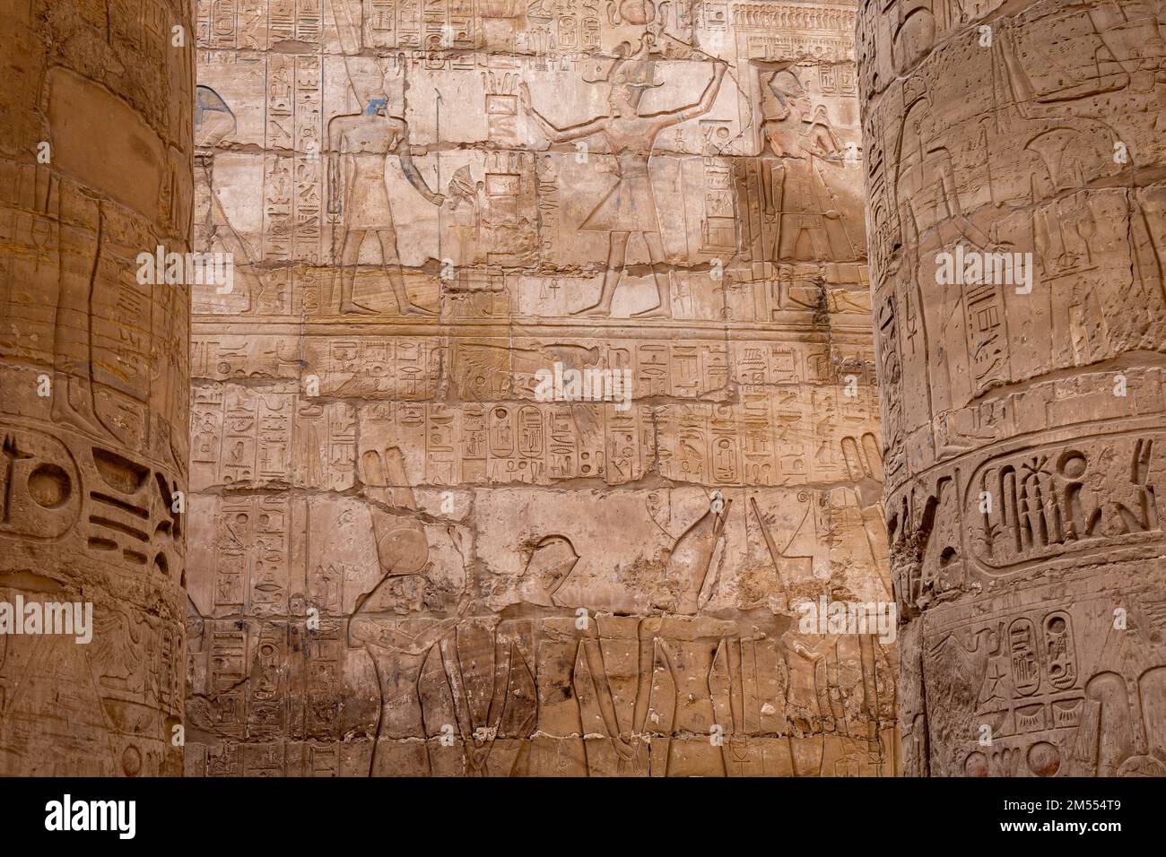 Hieroglypisch bemalte Schnitzereien an der Wand des alten ägyptischen Tempels in Luxor. Ägypten. Stockfoto