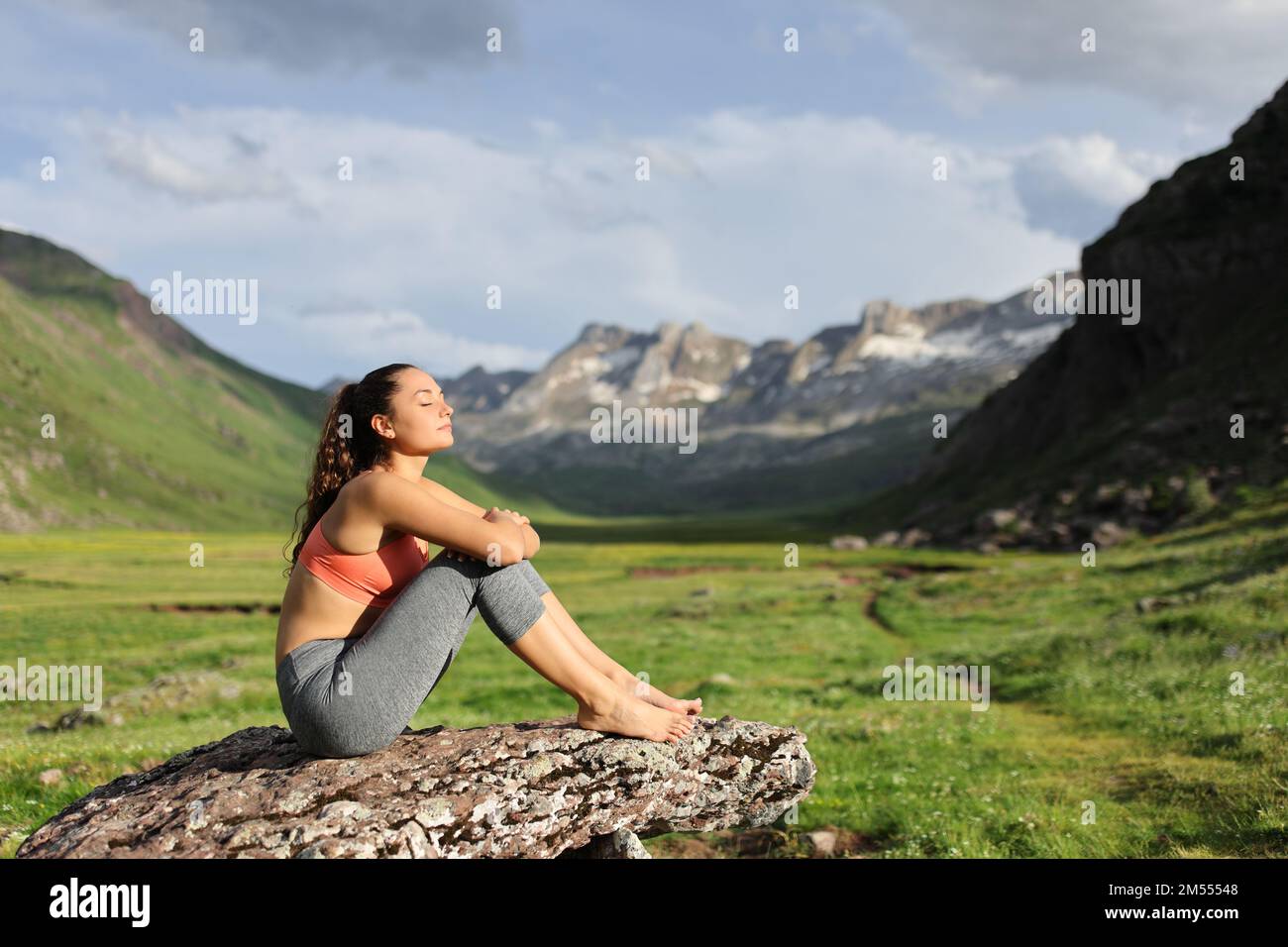 Ganzkörperprofil eines in der Natur ruhenden Yoga nach Yoga-Übung Stockfoto
