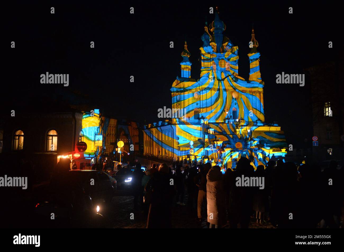 Nicht exklusiv: KIEW, UKRAINE - 23. DEZEMBER 2022 - St. Andrew's Church beleuchtet als Teil der „Christmas Light for Hope“-Tour durch einen Schweizer Künstler Ge Stockfoto