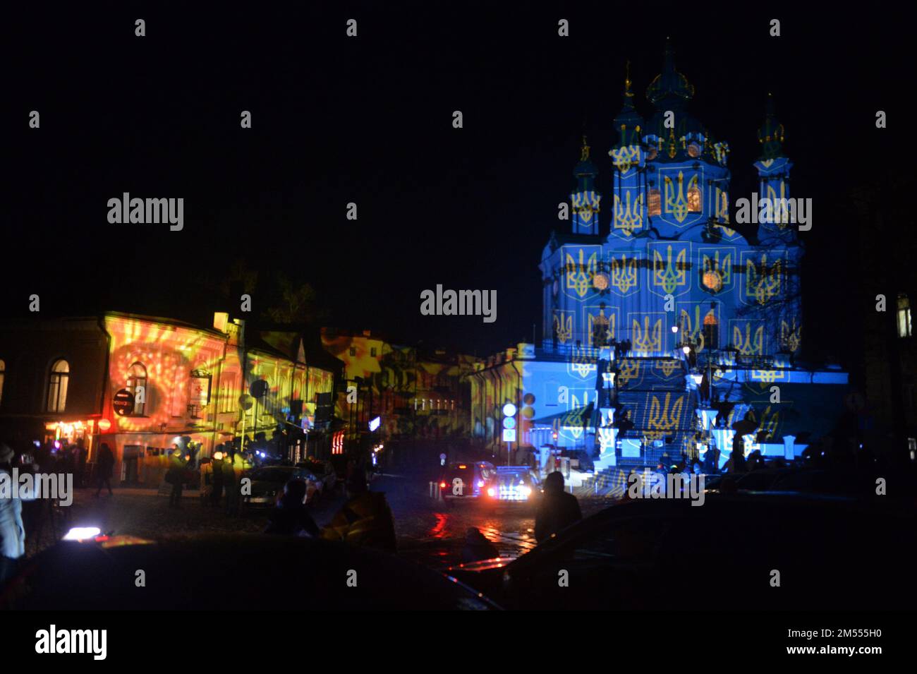 Nicht exklusiv: KIEW, UKRAINE - 23. DEZEMBER 2022 - St. Andrew's Church beleuchtet als Teil der „Christmas Light for Hope“-Tour durch einen Schweizer Künstler Ge Stockfoto