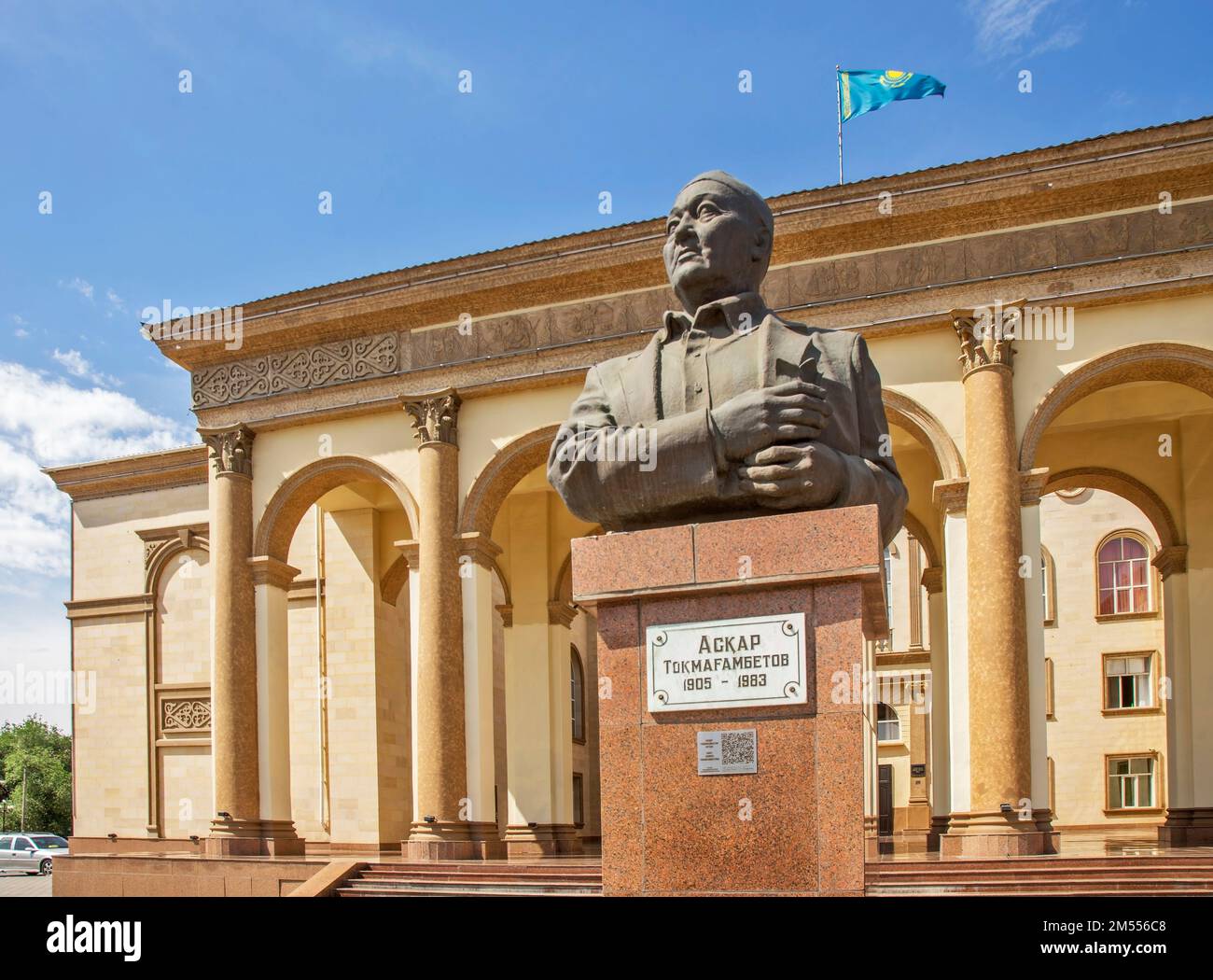 Denkmal für Askar Tokmagambetov vor dem Haus der Kultur, benannt nach Askar Tokmagambetov in Kyzylorda. Kasachstan Stockfoto