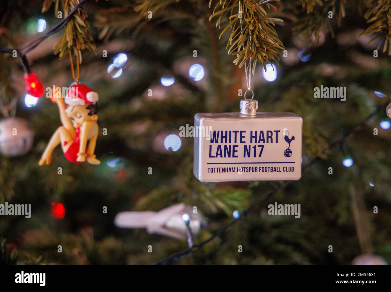 Eine Tottenham Hotspur Fußball-Clubkugel auf einem Weihnachtsbaum. White Hart Lane, London N17, ist die Heimat von „Spurs“, dem Spitznamen Tottenham Hotspur. Stockfoto