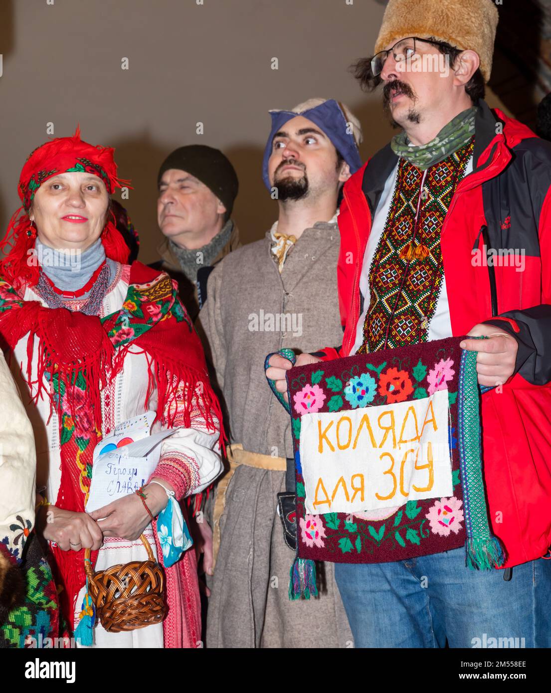 KIEW, UKRAINE - 25. Dez. 2022: Bewohner ukrainischer Folkloresachen sangen in einer U-Bahn-Station am ersten Weihnachtsfeiertag Weihnachtslieder, als ein Alarm bei einem Luftangriff ertönt. Text - Carol für die Streitkräfte der Ukraine Stockfoto