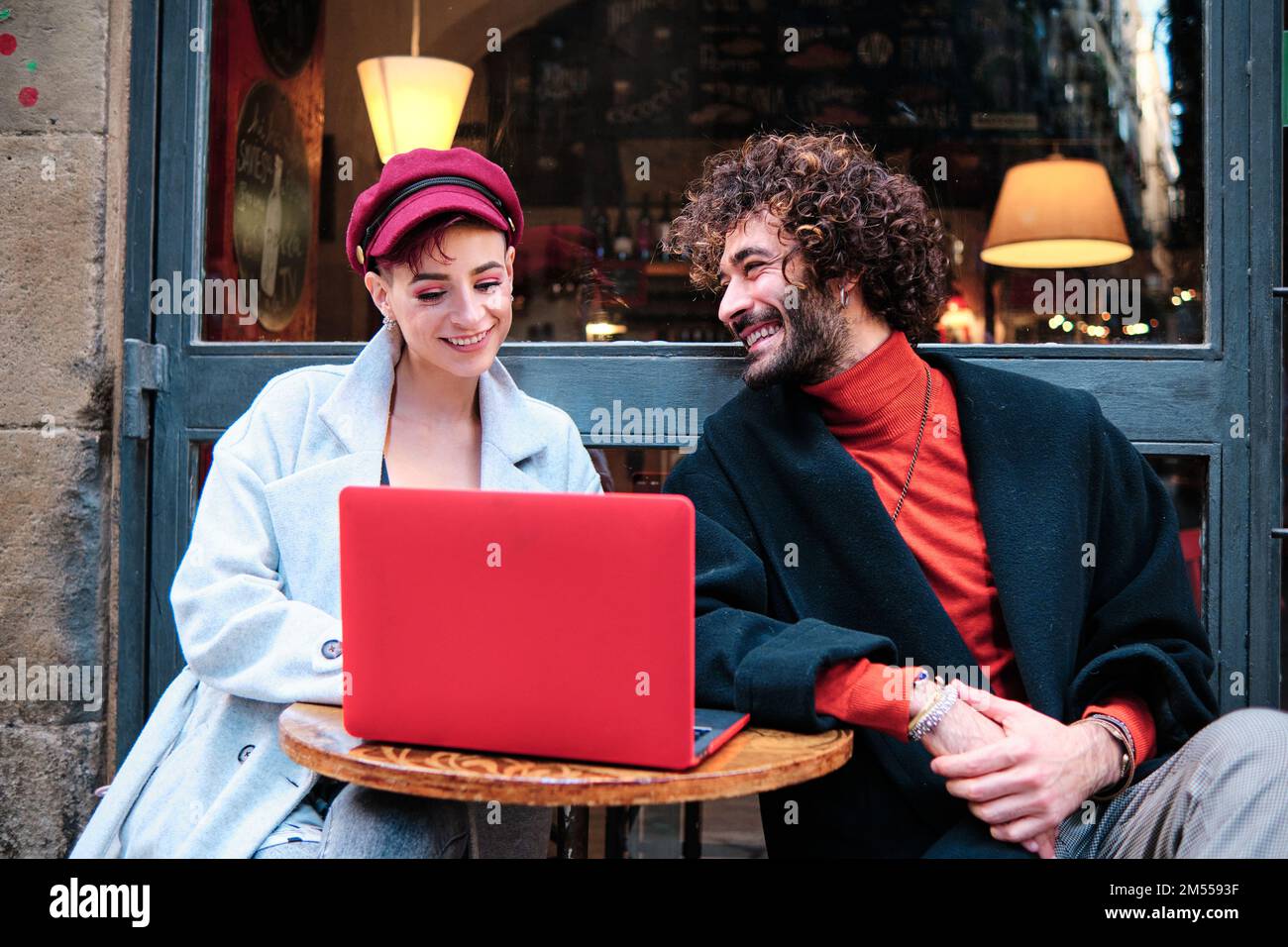 Stilvolles Paar mit Laptop auf der Terrasse der Cafeteria Stockfoto