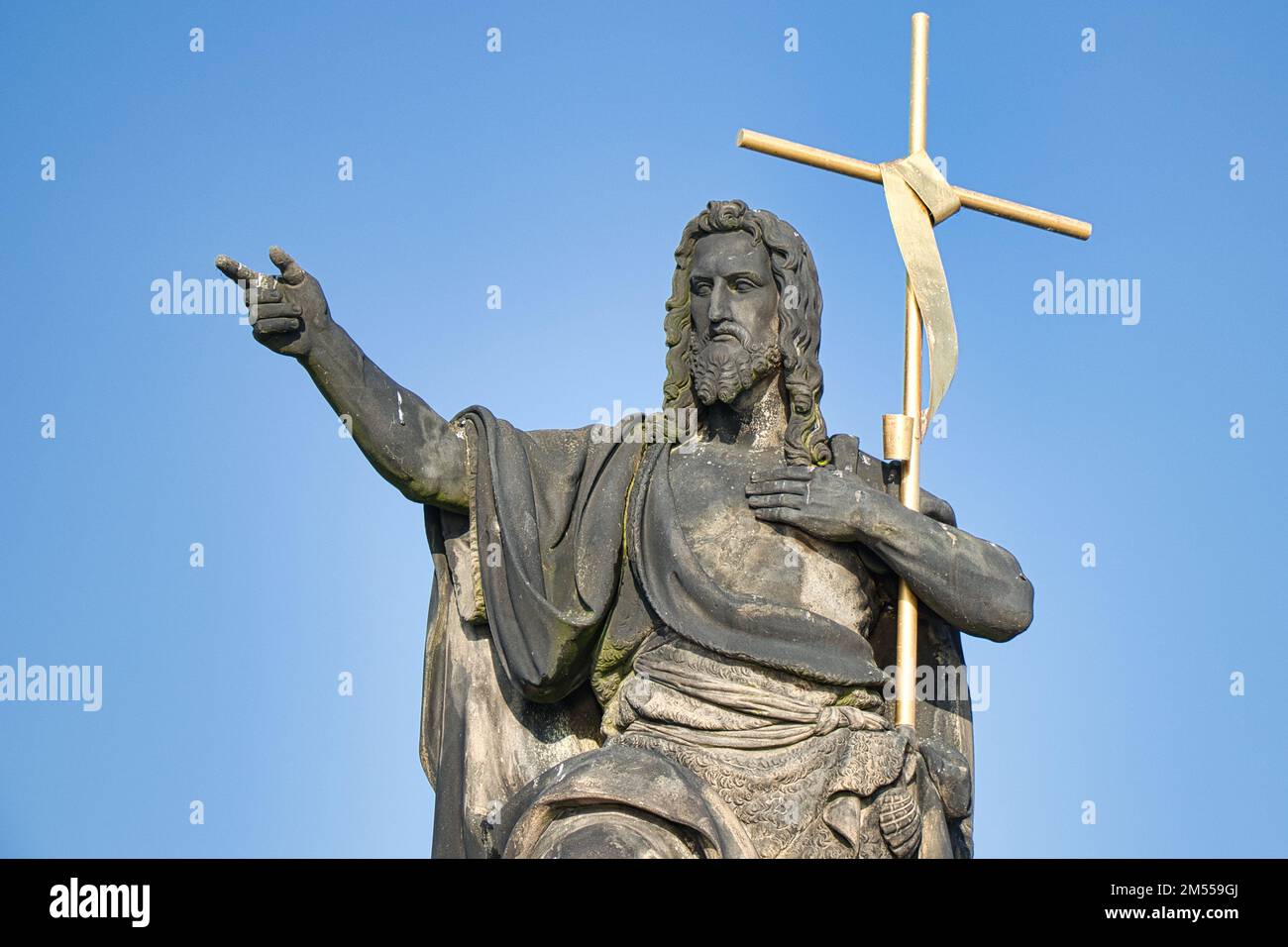 Statue von St. John der Täufer auf der Karlsbrücke, Prag. Tschechische Republik. Stockfoto