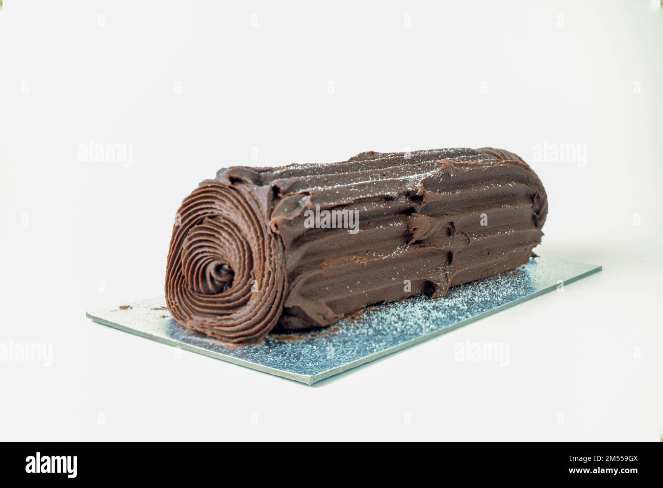schweizer Schokoladen-Rollenstamm isoliert auf weißem Hintergrund mit Kopierraum Stockfoto