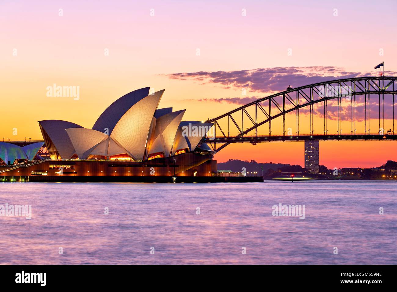 Sydney. New South Wales. Australien. Das Opernhaus bei Sonnenuntergang und die Hafenbrücke Stockfoto