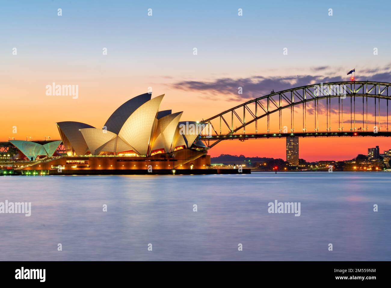 Sydney. New South Wales. Australien. Das Opernhaus bei Sonnenuntergang und die Hafenbrücke Stockfoto