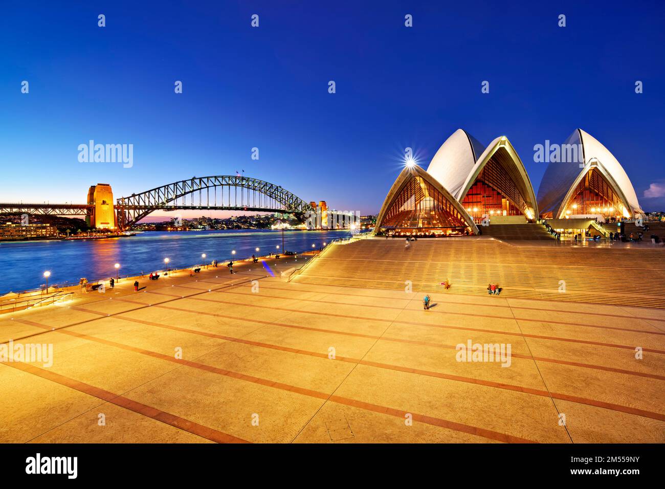 Sydney. New South Wales. Australien. Das Opernhaus bei Sonnenuntergang und die Hafenbrücke Stockfoto