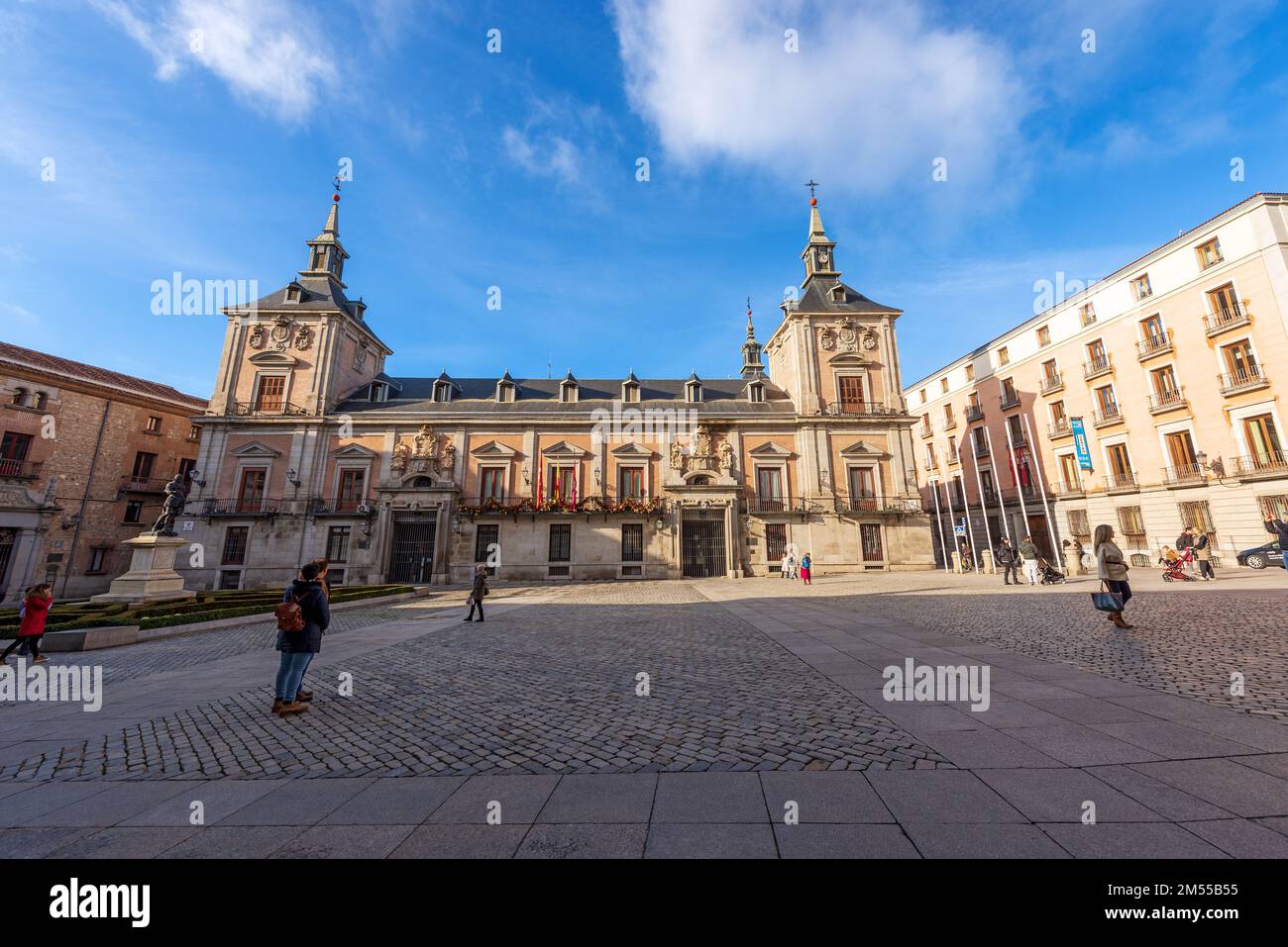 Fassade der Casa De La Villa, 1692, altes Rathaus an der Plaza de la Villa (Villa-Platz), Madrid, Spanien, Europa. Architekt Juan Gomez de Mora. Stockfoto