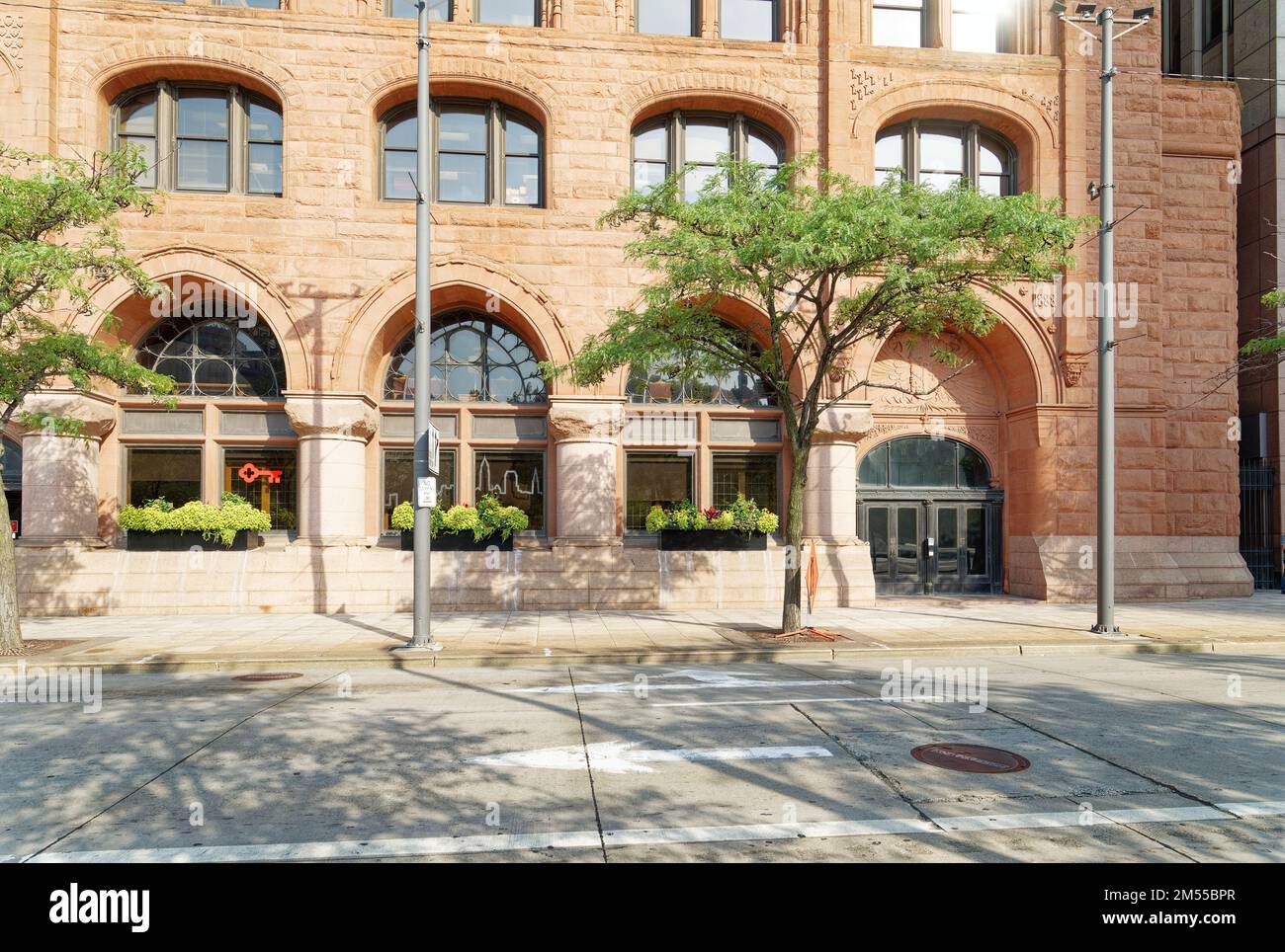 Das historische Gebäude der Society for Savings Building, Clevelands höchstes Gebäude im Jahr 1890, ist mit dem Key Tower verbunden, dem derzeit höchsten Gebäude der Stadt (2022). Stockfoto