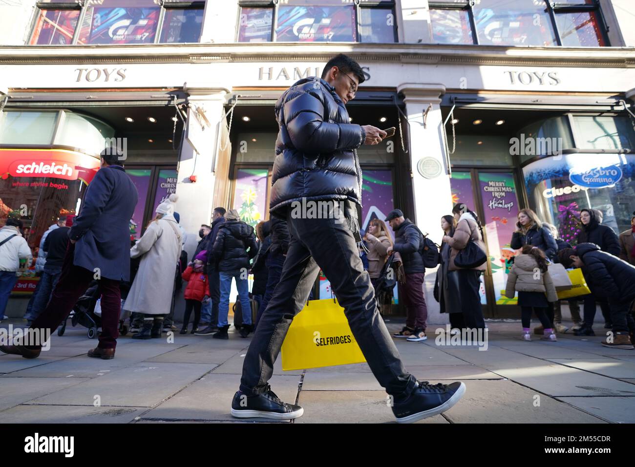 Käufer vor dem Hamleys Spielzeugladen in der Regents Street, London, während der Verkäufe am Boxing Day. Die Käufer am zweiten Weihnachtsfeiertag werden sich dieses Jahr besonders bemühen, das beste Preis-Leistungs-Verhältnis zu erhalten, da die täglichen Rechnungen in die Höhe schnellen. Foto: Montag, 26. Dezember 2022. Stockfoto