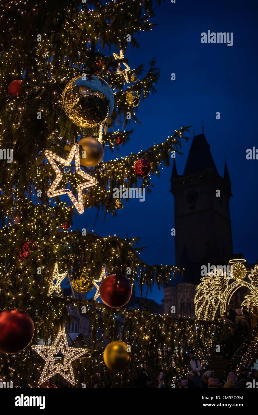 Prag, Tschechische Republik - 5. Dezember 2022: Vertikaler Blick auf den Weihnachtsbaum und das Alte Rathaus in Europa. Wunderschöne Weihnachtsdekoration mit Wahrzeichen. Stockfoto