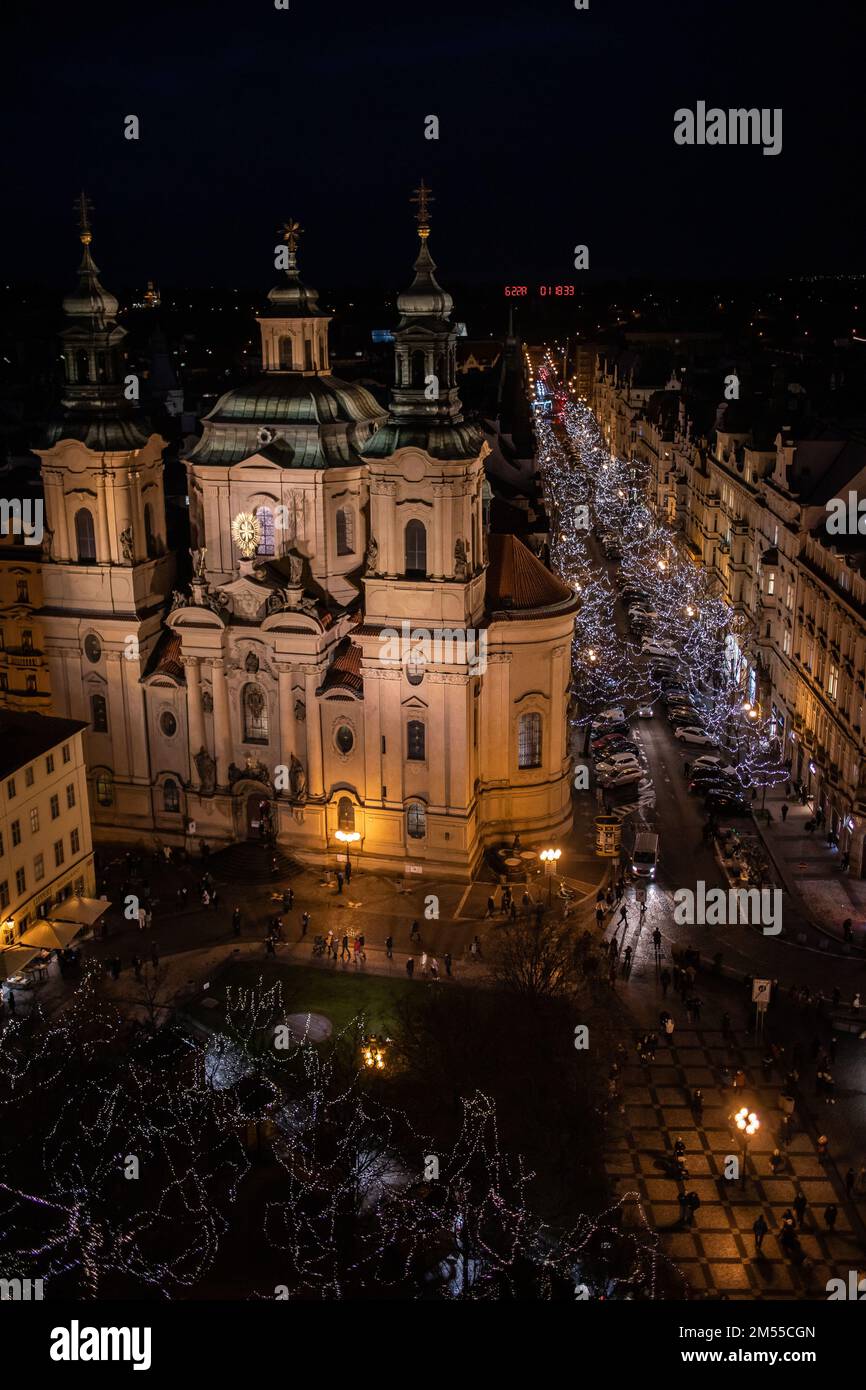 Prag, Tschechische Republik - 5. Dezember 2022: Über Nacht Blick auf St. Nicholas-Kirche. Spätgotische und barocke Kirche auf dem Altstädter Ring. Stockfoto