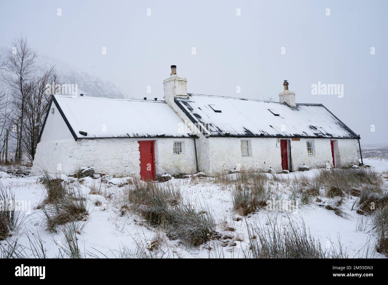 Glen Coe, Schottland, Großbritannien. 26. Dezember 2022 Schnee bedeckt Blackrock Cottage in Glen Coe. Am zweiten Weihnachtsfeiertag fiel in den schottischen Highlands schwerer Schnee auf höherem Boden. Iain Masterton/Alamy Live News Stockfoto