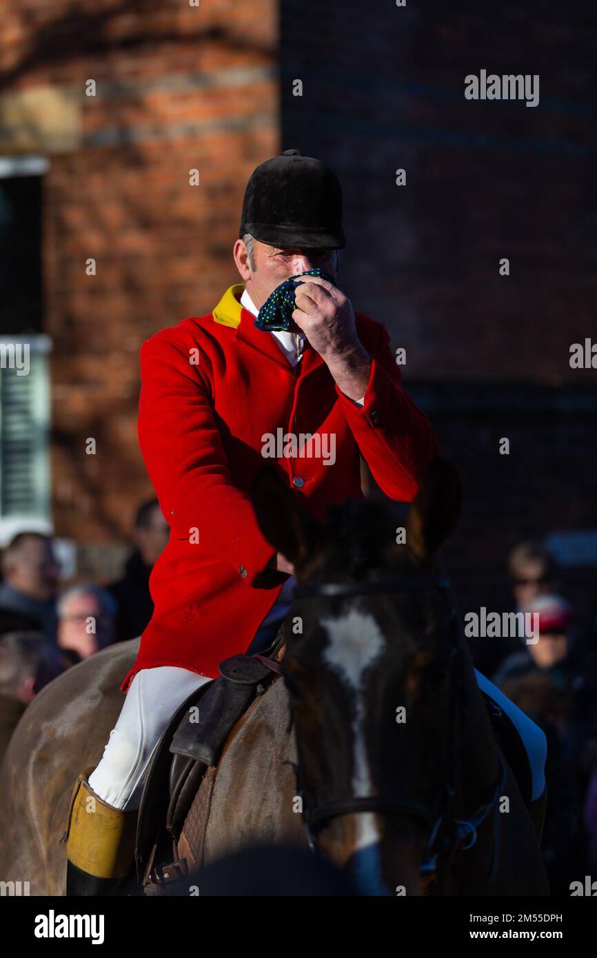 Tenterden, Kent, Großbritannien. 26. Dezember 2022. Das jährliche Treffen am zweiten Weihnachtsfeiertag der Ashford Valley Tickham Hunt findet an einem hellen und sonnigen, aber kalten Morgen in der Stadt Tenterden, Kent, statt. Pferde und Hunde versammeln sich um 11am Uhr im Pub „The Vine Inn“, bevor es die Hauptstraße hinunter zu einem vollgepackten Publikum geht. Foto: Paul Lawrenson/Alamy Live News Stockfoto