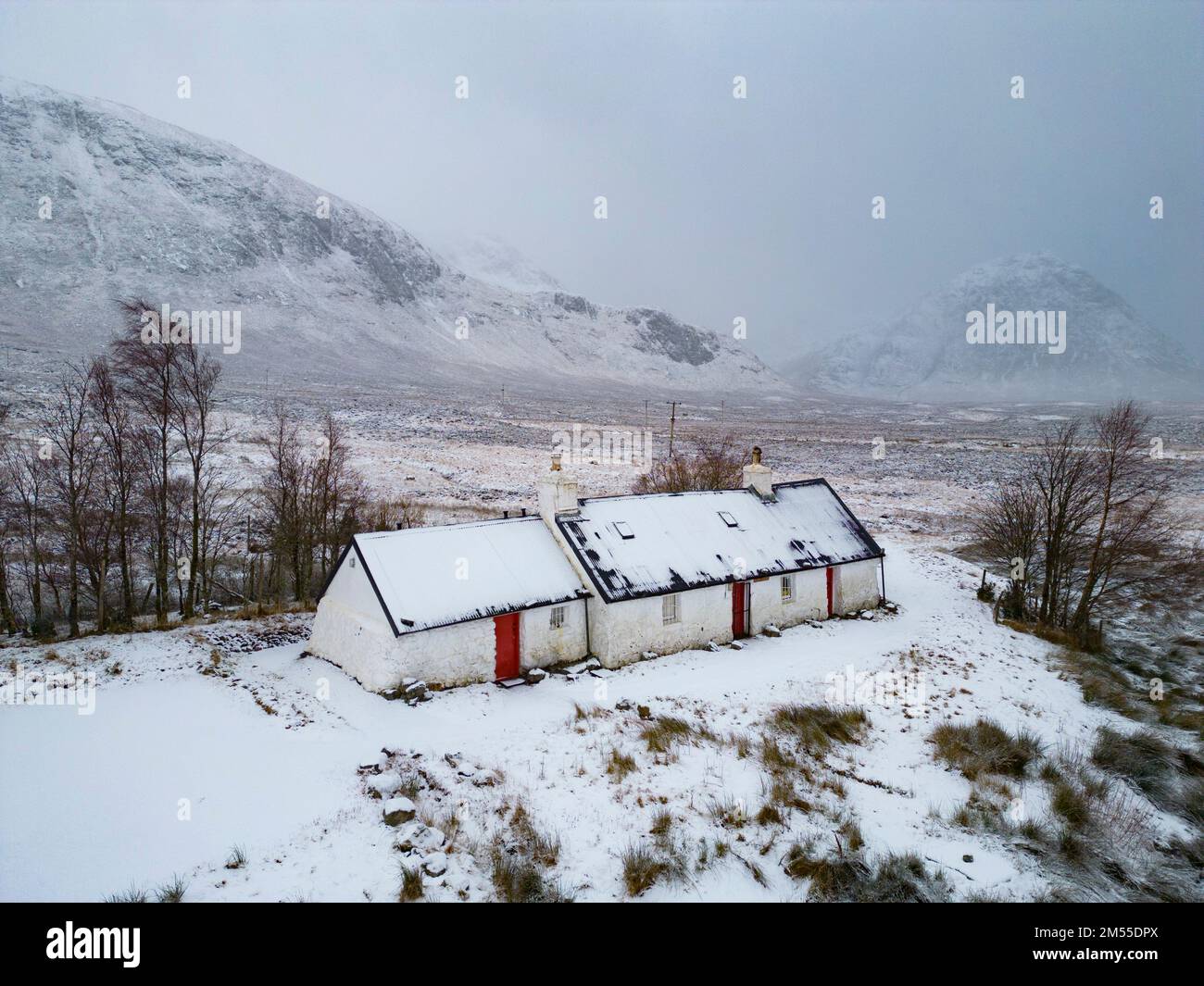 Glen Coe, Schottland, Großbritannien. 26. Dezember 2022 Schnee bedeckt Blackrock Cottage in Glen Coe. Am zweiten Weihnachtsfeiertag fiel in den schottischen Highlands schwerer Schnee auf höherem Boden. Iain Masterton/Alamy Live News Stockfoto