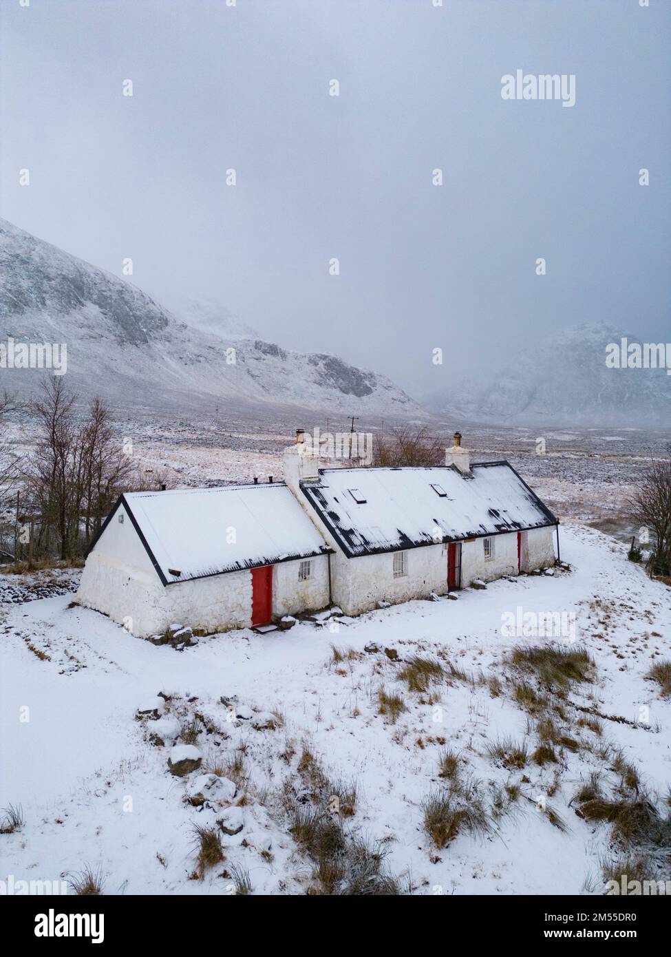 Glen Coe, Schottland, Großbritannien. 26. Dezember 2022 Schnee bedeckt Blackrock Cottage in Glen Coe. Am zweiten Weihnachtsfeiertag fiel in den schottischen Highlands schwerer Schnee auf höherem Boden. Iain Masterton/Alamy Live News Stockfoto