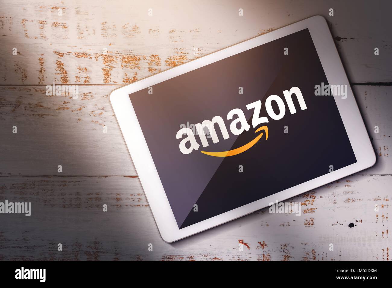 Málaga - SPANIEN - 21. DEZEMBER 2022: Draufsicht eines digitalen Tablets mit Amazon-Logo auf dem Bildschirm. Amazon ist der größte Online-Händler der Welt. Stockfoto