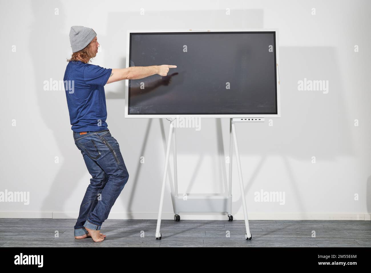 Mann, der vor einem digitalen Bildschirm präsentiert Stockfoto