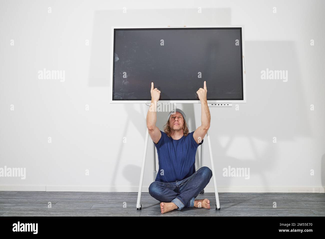Mann, der vor einem digitalen Bildschirm präsentiert Stockfoto