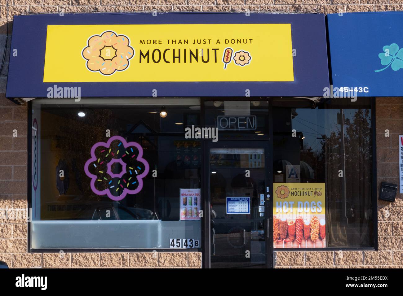StoreFront of Mochinut, ein Laden, der Kuchen aus 8 Teigkugeln mit ungewöhnlichem Frost und Geschmack verkauft. Auf dem Bell Boulevard in Bayside, Queens. Stockfoto