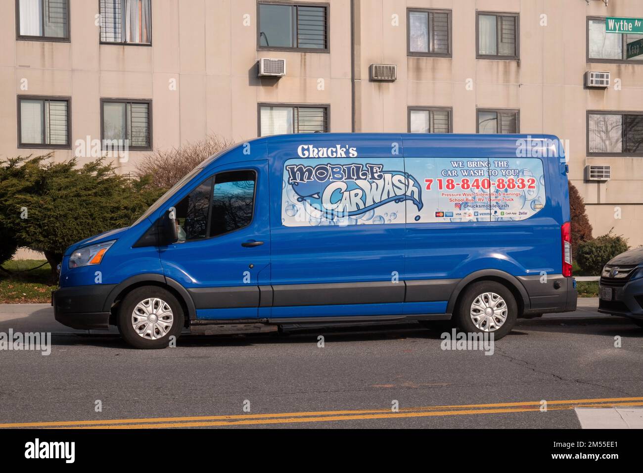 Chuck's Mobile Car Wash, mobiler Handwaschservice, der Autos vor Ort reinigt. Sie parken auf der Wythe Ave. In Williamsburg, Brooklyn, NYC. Stockfoto