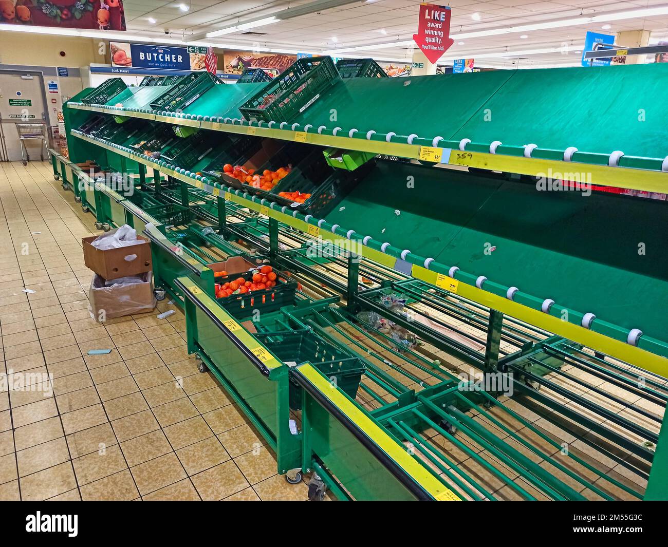 Leere Regale in einem Supermarkt. Diese Regale sind normalerweise voll mit frischen Lebensmitteln. Stockfoto