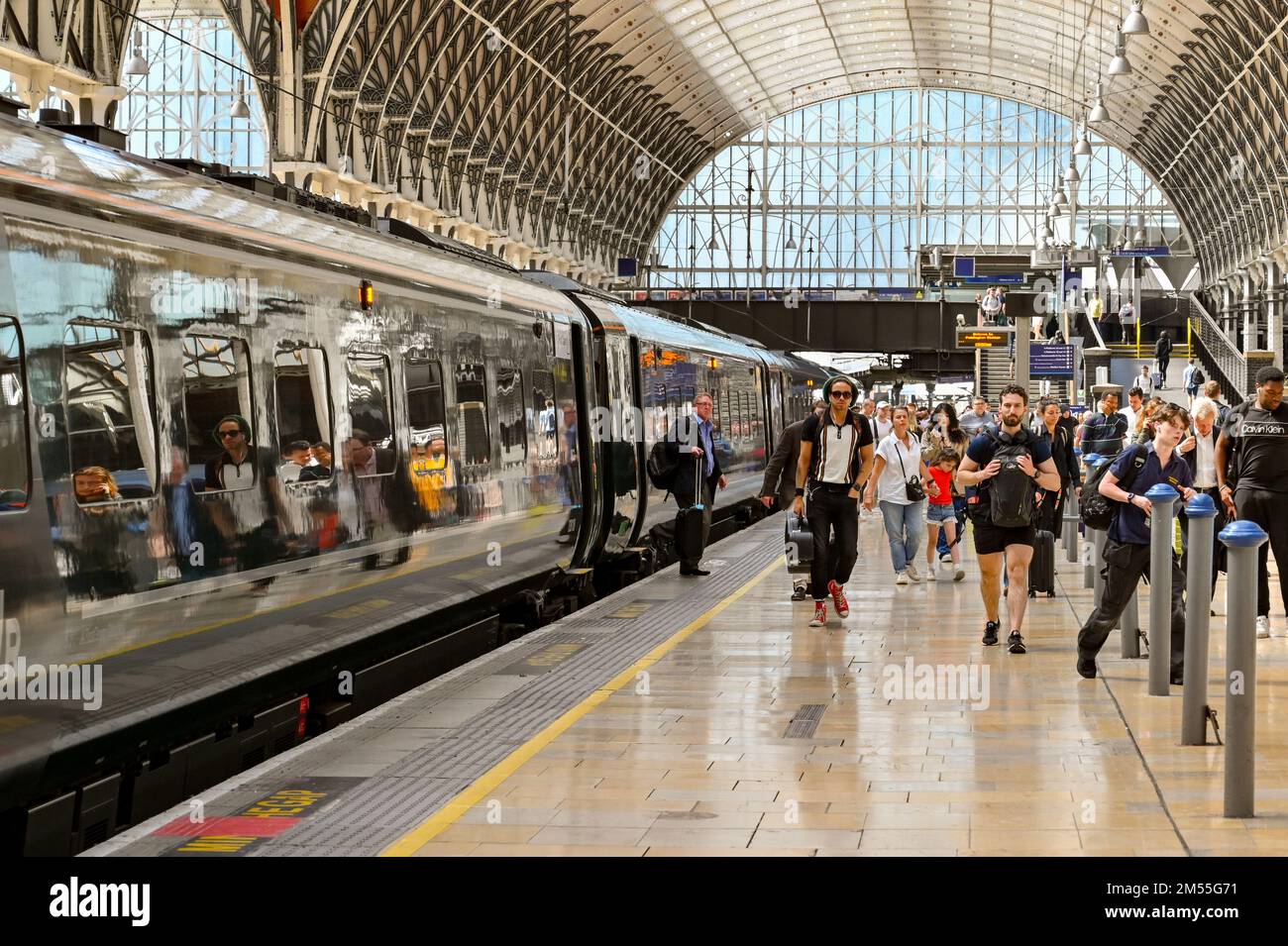 London, England, Vereinigtes Königreich - Juni 2022: Ankunft am Bahnhof London Paddington Stockfoto