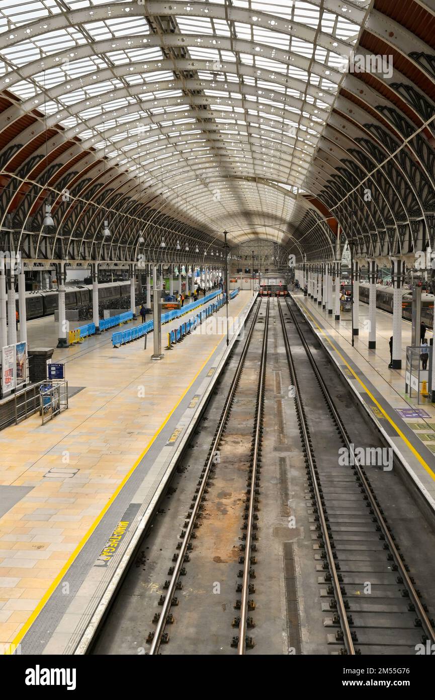 London, England, Vereinigtes Königreich - Juni 2022: Leere Bahnsteige am Bahnhof London Paddington während eines Arbeitskampfstreiks von Eisenbahnarbeitern. Stockfoto